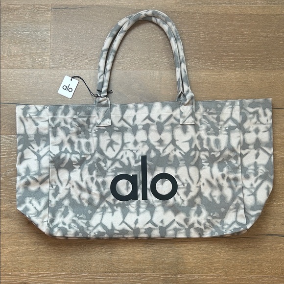 ALO Yoga Patterned Tote Bag in Gray and Cream - Picture 1 of 3